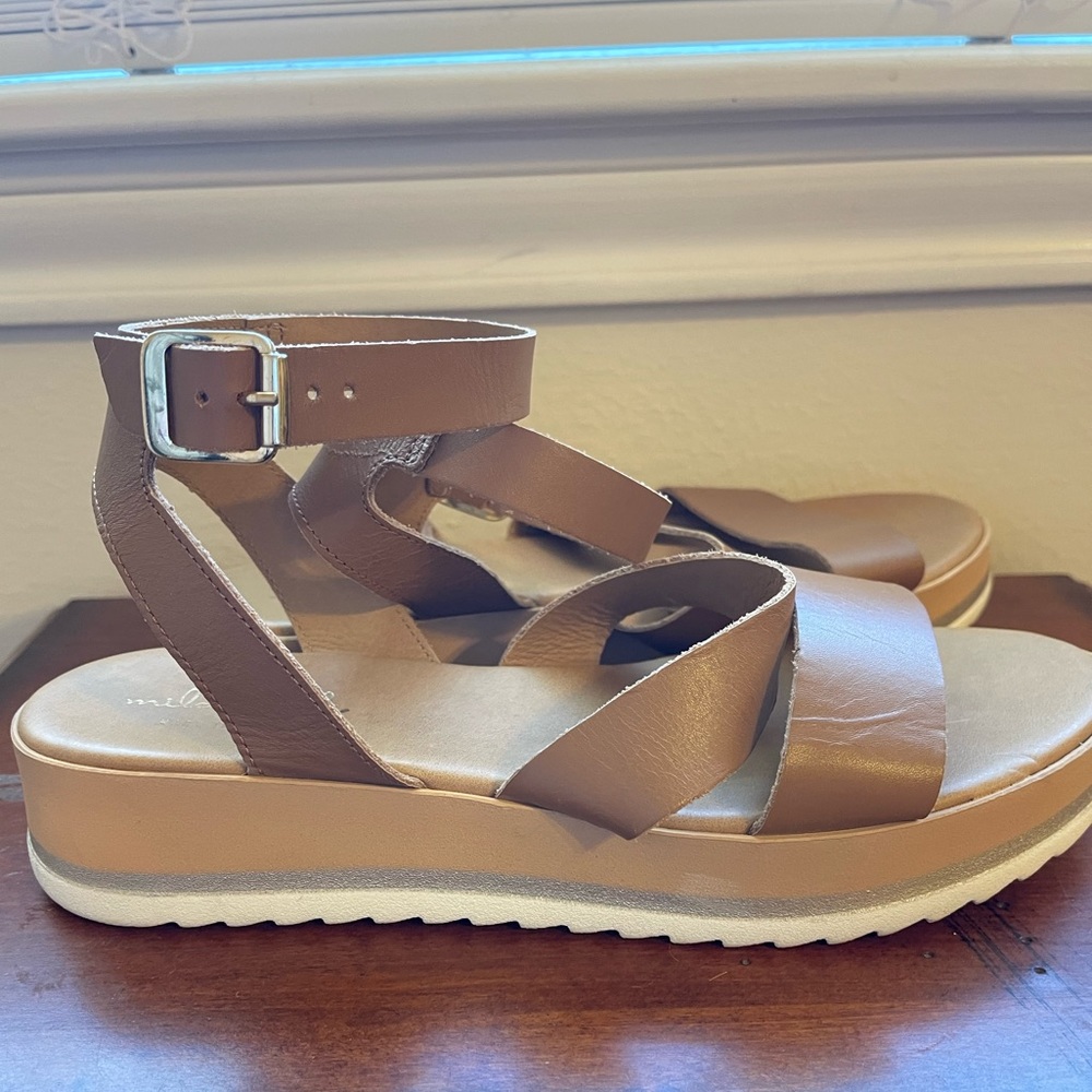 Women’s light tan platform sandal